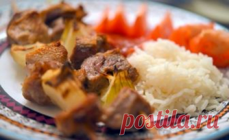 Orkaitėje kepti šašlykai su svogūnais Orkaitėje kepti šašlykai su svogūnais- labai gardus patiekalas, kurį nesunkiai pasigaminsite pagal pateiktą receptą šioje svetainėje. Daug gerų ir išbandytų receptų vienoje vietoje, kuriuos tiesiog privalote išmėginti!