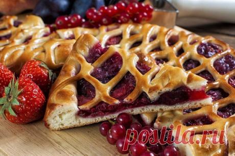 концепт сериала &quot;Бабушкины пироги&quot;. супердобрая бабуля, матриарх, в начале каждой серии готовит пирог, приговаривая, что в мире нет ничего добрее бабушкиных пирогов. но каждый раз после этого сюжет развивается таким образом, что в конце серии ей приходится совершить какое-то зло. в первой серии она выясняет, что кончилась столовая сода, садится в тачку со своей дочерью, они едут в супермаркет, а на обратном пути сбивают бомжа (за рулем сидит дочь), который бредет по ночной дороге.…