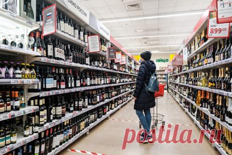 В Госдуме предложили убрать алкогольные магазины из городов. Депутат Госдумы, глава проекта «Трезвая Россия» Султан Хамзаев предложил рассмотреть возможность вынесения алкогольных магазинов за пределы населенных пунктов. Он привел данные, согласно которым в 2019 году систематическое потребление алкоголя среди молодежи в России выросло на 16 процентов по сравнению с 2018-м.