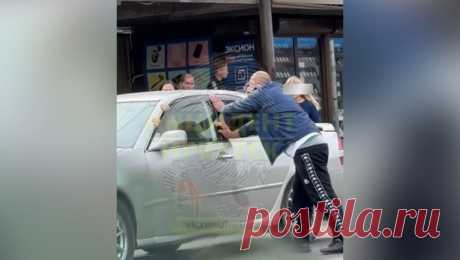 Мужчина спасся от похищения неизвестными в Иркутске благодаря пришедшим на помощь прохожим. В Иркутске мужчина, которого пытались затолкать в машину, избежал похищения благодаря прохожим. Об этом сообщает Telegram-канал &quot;Бабр Медиа&quot;. По информации Telegram-канала, неизвестные затолкали мужчину в автомобиль и пытались ...