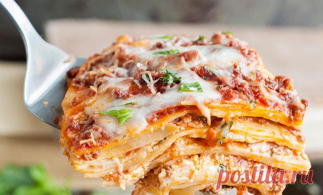 Сочная лазанья как в Италии: готовим из магазинной пасты В отличие от макарон, в лазанье слои пасты прокладываются листами. Поэтому обычные спагетти или рожки здесь не подходят – нужна листовая паста, которую можно сделать самим или найти в магазине. Как только паста найдена, все остальное сделать очень просто – нужно рагу болоньезе и соус для поливки све