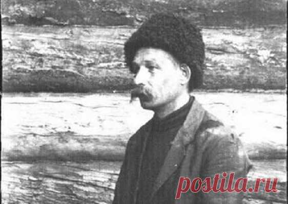 До сих пор бытует мнение о том, что Надежда Крупская была эдаким синим чулком. Однако на самом деле Крупская в молодости отличалась довольно привлекательной внешностью и влюблялась в мужчин, даже будучи замужней женщиной.