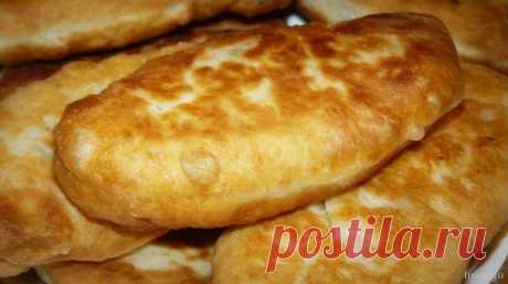 Сегодня я поделюсь рецептом идеальных, самых вкусных жареных пирожков с картошкой. Тесто получается воздушное, пышное, ароматное и такое универсальное: из него можно лепить разнообразные булочки и пирожки. Этот рецепт мне дала моя бабушка — он очень простой! Пирожки получаются просто замечательные.