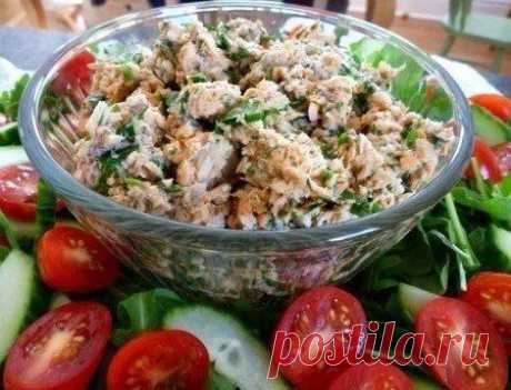 Рисовый салат с огурцами и рыбными консервами