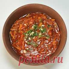 Томлёный картофель с курицей Очищаем лук и нарезаем соломкой. Измельчаем очищенный чеснок. Шинкуем веточки кинзы. Нарезаем картофель тонкой соломкой и помидор – произвольно. Срезаем мясо с одного куриного окорочка и некрупно нарезаем.
