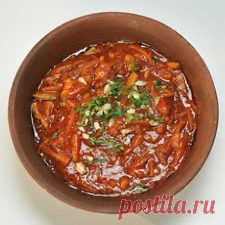 Томлёный картофель с курицей Очищаем лук и нарезаем соломкой. Измельчаем очищенный чеснок. Шинкуем веточки кинзы. Нарезаем картофель тонкой соломкой и помидор – произвольно. Срезаем мясо с одного куриного окорочка и некрупно нарезаем.