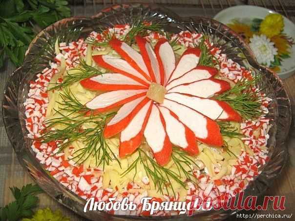 Салат *Аншлаг* с ананасами и крабовыми палочками