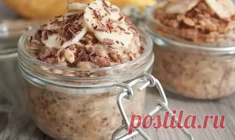 Самая вкусная ленивая низкокалорийная овсянка в мире: здоровый быстрый завтрак, который не надо готовить
 
Здоровое питание может быть легким и приятным. И мы расскажем вам как. Рецепт ленивой овсянки в банке уникален: 
 
во-первых, это идеальный размер порции на одного; 
во-вторых, такой завтрак можно взять из холодильника с собой на работу или даже тренировку; 
в-третьих, это очень полезное и питательное блюдо, так как в нём содержится много белка, кальция, клетчатки и п...