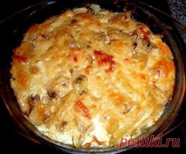 Запись на стене Картофельная запеканкаИнгредиенты:большой картофель - 2 шт.шампиньоны - 300 гр.большой помидор - 1 шт.отварная куриная грудка - 1 шт.твердый сыр - 300 гр.сливки - 150 гр.яйцо - 1 шт.соль, специиСпособ приготовления:Картофель и помидор на..