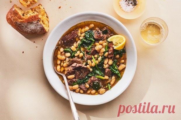 Тушеная баранина быстрого приготовления с белой фасолью и шпинатом Бараньи лопатки с костями становятся тающе нежными и обогащают бульон, упакованный с чесноком и розмарином в этом мгновенном горшочке. Вы захотите под