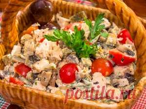 САЛАТ С ЗАПЕЧЕННЫМ КУРИНЫМ ФИЛЕ, БЛИНЧИКАМИ И ГРИБАМИ