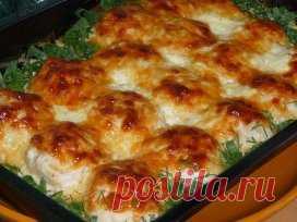 Куриные шарики в сливочном соусе. Необыкновенная вкуснятина!
Ингредиенты:
500 г куриного филе
1 луковица
1 яйцо
3 зубчика чеснока
200 мл сливок
150 г твердого сыра
Приготовление:
Куриное филе слегка отбить и мелко порезать, затем добавить мелко шинкованный лук, посолить, поперчить, влить взбитое в пену яйцо и хорошенько перемешать. Форму для запекания смазать жирными сливками. Из приготовленной массы формировать небольшие шарики и выкладывать их в форму. Запекать в разогретой до 180С духовке 1