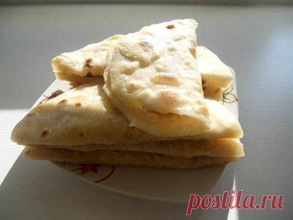 ЛЕПЕШКИ С КАРТОФЕЛЕМ БЕЗ МАСЛА. Фото-рецепт Инги Амировой 
1 ст. минеральной воды комнатной температуры; 
1,5 ст. муки; 
½ ч.л. – соли; 

Начинка: 
Картофель - 3 больших клубня; 
Зелень – зел.лук (укроп или петрушку ). 
Соль – по-вкусу; 
Вода – 2 стакана 

Выход - 7 шт.

1. Картофель очищаем, моем и отвариваем на пюре. Разминаем его и добавляем зелень. 

2. Замешиваем тесто, даем ему немножко полежать, затем режем кусочками и раскатываем тонкие лепешки. Поджариваем лепешки...