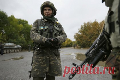 В Харькове предложили мобилизовать женщин-переводчиков. Женщин-переводчиков для работы с инструкторами НАТО предложил мобилизовать военный комиссар Харьковского областного территориального центра комплектования Владимир Арап. Он заявил, что Вооруженные силы Украины готовы взять и женщин на эти должности, но их мобилизуют только по собственному желанию.