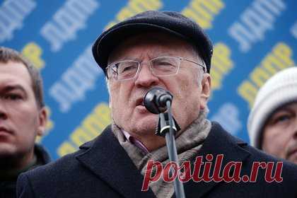Жириновский хотел отказаться от цветов флага Украины в символике ЛДПР. Почему он передумал?. На фоне проведения СВО на территории Украины, флаг которой составляет сочетание синего и желтого цветов, ЛДПР пришлось реагировать на вопросы о планах замены логотипа партии, в котором также преобладают эти цвета. При этом в 2014 году первый лидер партии Владимир Жириновский объявлял о таких планах.