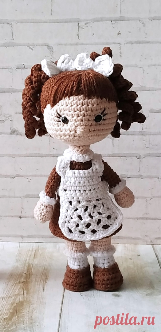 PDF Первоклашка Настюша крючком. FREE crochet pattern; Аmigurumi doll patterns. Амигуруми схемы и описания на русском. Вязаные игрушки и поделки своими руками #amimore - кукла в школьном фартуке, куколка к школе, девочка.