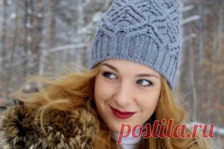 Как связать красивую шапку спицами с рельефным узором Красивая шапка спицами, что вы видите на фотографии, носит символичное название &quot;Январь&quot;. Эта зимняя шапочка связана рельефным узором с помощью спиц. Автор модели - Svetlana Korchak.