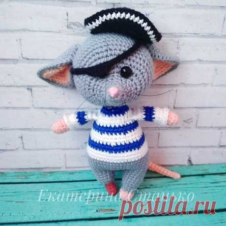 PDF Мышонок Пират крючком. FREE crochet pattern; Аmigurumi doll patterns. Амигуруми схемы и описания на русском. Вязаные игрушки и поделки своими руками #amimore - Мышь, мышка, мышонок, крыса, rat rata, rato, ratte, szczur, szczur, mouse, ratón, maus souris, mysz myši. Amigurumi doll pattern free; amigurumi patterns; amigurumi crochet; amigurumi crochet patterns; amigurumi patterns free; amigurumi today.