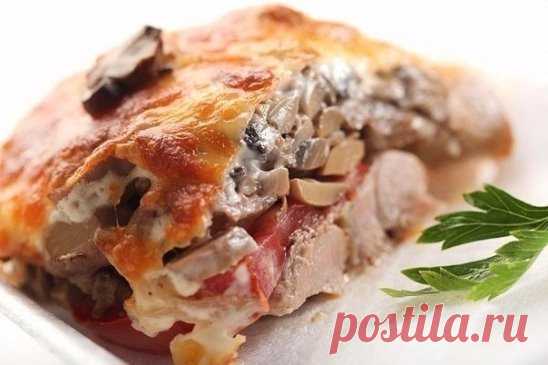 Мясо по-купечески с грибами 
Вкуснятина необыкновенная!)))
Продукты:
- Свинина (карбонат) - 4 кусочка,
- грибы замороженные или свежие - 150-200 гр,
- помидор - 1 шт,
- сыр - 200-250 гр,
- майонез,
- соль, специи - по вкусу.
Описание приготовления:
1. Нарезанное порционными кусками мясо отбиваем через пленку и выкладываем на смазанный маслом противень. Добавляем соль и специи
2. Снимаем с помидора шкурку (опустив для этокго в кипяток на минуту), режем кружочками и выкладываем на мясо
3. Сыр