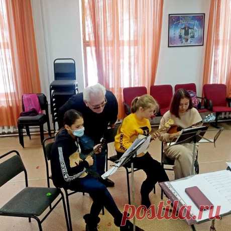 Photo by Евгений Простомолотов on November 04, 2021. May be an image of 2 people, people playing musical instruments, people standing, people sitting and indoor.