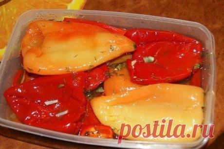 Маринованный болгарский перец
Рецепт маринованного болгарского перца, который можно кушать уже сегодня, так же перец может хранится в холодильнике до 3 недель, а так же таким способом и закрыть перчик на зиму.
Продукты для маринада на 800 грамм:
1 кг перца
половина стакана растительного масла,
1 ст. л. соли,
3 ст. л. сахара и
50 мл 9% уксуса
чеснок
зелень
Приготовление:
Из перца удалить семена ( а можно и не очищать перец, а просто проколоть на сквозь большой иглой, так быстрее и проще).
Мож