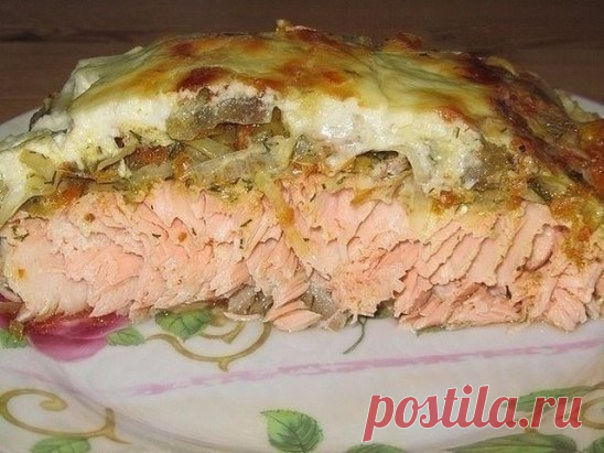 Такая рыбка очень сочная, нежная и очень вкусная. Рыбу можно брать любую, я предпочитаю лосось. 
ФИЛЕ РЫБЫ ПОД ОВОЩНОЙ ШУБОЙ
Ингредиенты:
-Филе рыбы (кол-во каждый выбирает индивидуально)
-Овощи, какие есть в наличии
-У меня морковь, репч. лук, баклажан
-Половина лимона
-Специи, соль, приправы по вкусу 
-Сметана 200 - 300 г (зависит от кол-ва рыбы)
Приготовление:
1. Филе помыть, обсушить бумажным полотенцем или салфеткой. Посолить, поперчить, (я использую для рыбы лимонный перец и смесь пер