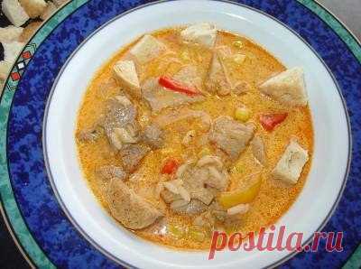 Греческий Суп-Gyros

Ингредиенты:
1: 500 гр. мяса
2: 1 шт. жёлтой паприки
3: 1 шт. красной паприки
4: 1 большая луковица
5: 1 чеснок (круглый)
6: 1 маленькая баночка консервированной кукурузы
7: 1 банка помидор в собственном соку
8: 200 мл. сливок
9: 100 гр. сливочного сыра
10: 200-250 гр. отварного риса
11: соль, перец, перец-чили
12: оливковоe маслo

Приготовление:
Помидоры разбить в пюре блендером прямо в баночке (предварительно слейте немного сока).
Мясо обжарить слегк...