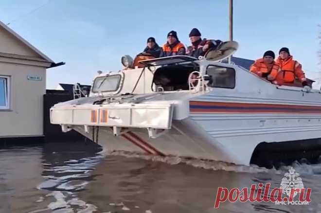 Паводковые воды приблизились к микрорайону Новый город в Орске. Уровень воды реки Урал в Оренбургской области почти достиг 11 метров.
