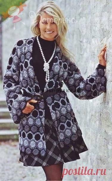 Шикарный кардиган из мотивов

Связаный крючком кардиган из двухцветных мотивов смотрится великолепно. Легок в исполнении, множество вариаций в изминении цветовой гаммы.

Размеры:38-42(44-48)

Для вязания кардигана вам потребуется:
по 300 (350) г чёрной, серой, светло-серой и 100 г чёрно-белой пряжи Freizeit (75% овечьей шерсти, 25% полиамида. 200 м/50 г);
крючок №3.

Мотив А: связать цепочку из 6 возд. п. и сомкнуть её 1 соед. ст. в кольцо. Затем вязать по схеме 1.
Выполни...