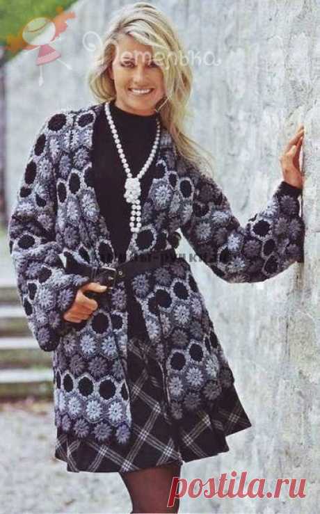 Шикарный кардиган из мотивов

Связаный крючком кардиган из двухцветных мотивов смотрится великолепно. Легок в исполнении, множество вариаций в изминении цветовой гаммы.

Размеры:38-42(44-48)

Для вязания кардигана вам потребуется:
по 300 (350) г чёрной, серой, светло-серой и 100 г чёрно-белой пряжи Freizeit (75% овечьей шерсти, 25% полиамида. 200 м/50 г);
крючок №3.

Мотив А: связать цепочку из 6 возд. п. и сомкнуть её 1 соед. ст. в кольцо. Затем вязать по схеме 1.
Выполни...