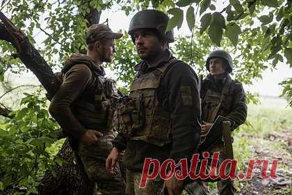 Украинских военкомов сравнили с олигархами и богами. Сотрудники украинских военкоматов обогащаются за счет взяток от призывников-уклонистов. По словам источника в вооруженных формированиях, военкомы оформляют справки о непригодности на три месяца за 12 тысяч долларов для выезда за границу, а у каждого военного комиссара, предположил он, «лежит паспорт иностранца».