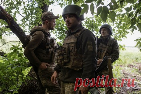 Украинских военкомов сравнили с олигархами и богами. Сотрудники украинских военкоматов обогащаются за счет взяток от призывников-уклонистов. По словам источника в вооруженных формированиях, военкомы оформляют справки о непригодности на три месяца за 12 тысяч долларов для выезда за границу, а у каждого военного комиссара, предположил он, «лежит паспорт иностранца».