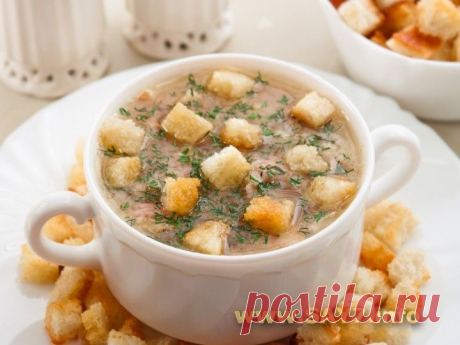 Суп с чечевицей, беконом и сухариками