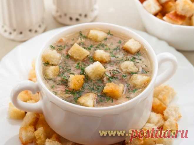 Суп с чечевицей, беконом и сухариками