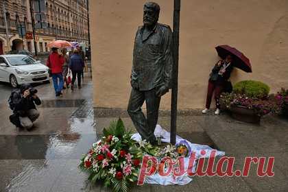 В Петербурге установили памятник собаке Довлатова. В Санкт-Петербурге на Загородном проспекте открыли памятник любимой собаке советского и американского писателя Сергея Довлатова. Памятник представляет из себя стальную доску с вырезанным абрисом Глаши — фокстерьера, который много лет жил в семье Довлатовых и эмигрировал с ними в США.