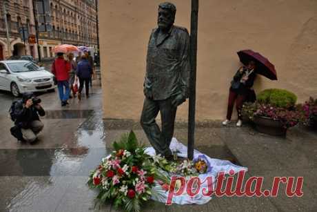 В Петербурге установили памятник собаке Довлатова. В Санкт-Петербурге на Загородном проспекте открыли памятник любимой собаке советского и американского писателя Сергея Довлатова. Памятник представляет из себя стальную доску с вырезанным абрисом Глаши — фокстерьера, который много лет жил в семье Довлатовых и эмигрировал с ними в США.