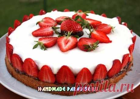 Шоколадно-сливочный торт с клубникой