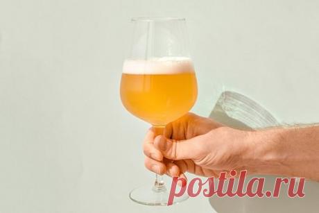 Врач развеял миф о слабоалкогольных напитках. Любые попытки убедить себя, что слабоалкогольные напитки менее вредны, сродни разговорам о том, что яд гадюки менее вреден, чем яд кобры. Развеял миф в беседе с «Лентой.ру» психиатр-нарколог, заведующий клиническим филиалом Московского научно-практического центра наркологии Валентин Скрябин.