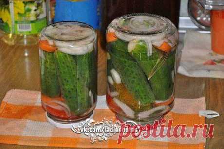 Маринованные огурчики с луком и морковью.