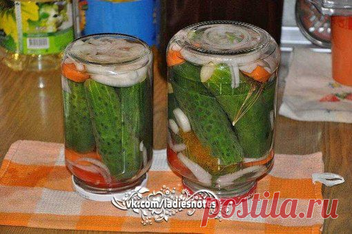 Маринованные огурчики с луком и морковью.