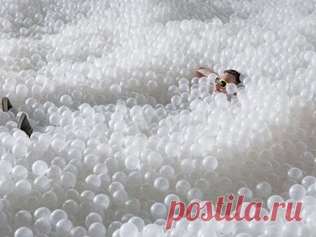 Море радости: интерактивная инсталляция с миллионом шариков, имитирующих море