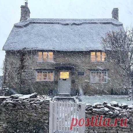 Although we did not get even a flurry of snow here in East Sussex, I thought I would post a delightful snowy picture instead. This so reminds me of The Holiday 🎥 cottage I posted a while back. How cute and cosy is this picturesque cottage? 🏡🌨📷: @osborninteriors #chocolateboxcottage #theholiday #snowfall #countryliving #hygge
