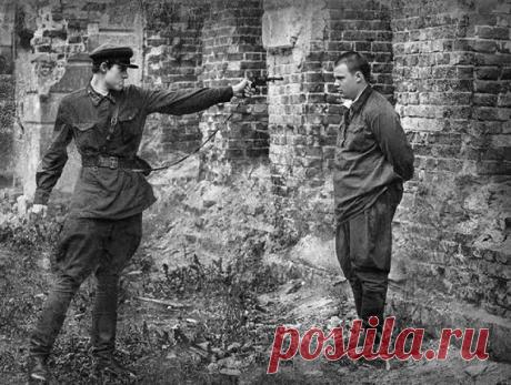 Как НКВД выявлял предателей после войны Обе эти структуры после Великой Отечественной войны просуществовали меньше года. СМЕРШ вошел в состав Министерства госбезопасности в мае 1946 года, став самостоятельным главком военной контрразведки, а НКВД был преобразован в МВД СССР той же весной, но двумя месяцами раньше.