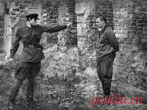 Как НКВД выявлял предателей после войны Обе эти структуры после Великой Отечественной войны просуществовали меньше года. СМЕРШ вошел в состав Министерства госбезопасности в мае 1946 года, став самостоятельным главком военной контрразведки, а НКВД был преобразован в МВД СССР той же весной, но двумя месяцами раньше.