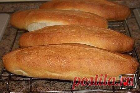 Домашние батоны за 30 минут
Ингредиенты:
 250 г муки
 6 г сухих дрожжей
 4 г соли
 30 г сливочного масла масла или маргарина
 100 мл молока
 50 мл воды
Для смазывания верха:
 1 желток
 5 г молока.
Приготовление:
Смешать все сухие ингредиенты, добавить маргарин, молоко и воду. Замесить тесто. Сформировать шар и в тепло на 90 мин. Обмять и еще 10 минут подождать. Разделить на 5 частей, каждую часть раскатать в прямоугольник, скрутить и защипать края. На расстойку на 30 мин. Сделать на