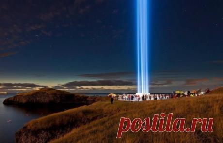 Колонна мира Imagine Peace Tower - мемориал в память о Джоне Ленноне на острове Видей недалеко от Рейкьявика (Исландия). Мемориал возведен по инициативе его вдовы Йоко Оно в 2007 году, ею же был разработан дизайн. Мемориал представляет собой пьедестал из белого камня, на котором высечены слова...