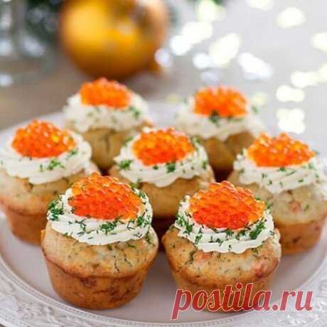 ТОП-10 МАФФИНОВ: НА ЛЮБОЙ ВКУС 

1. Шоколадные маффины с заварным кремом

ИНГРЕДИЕНТЫ:
● мука – 300 г, 
● яйцо – 2 шт., 
● яичные желтки – 2шт., 
● сливочное масло – 150 г, 
● молоко – 370 мл, 
● сахар – 160 г, 
● сахарная пудра – 20 г, 
● разрыхлитель – 2 ч.л., 
● какао – 2 ст.л., 
● соль – 1 щепотка.

ПРИГОТОВЛЕНИЕ:
Чтобы приготовить крем, смешайте яичные желтки и сахарную пудру. Затем влейте тонкой струйкой 200 мл молока. Затем добавьте 2 ст.л. просеянной муки. Варите о...