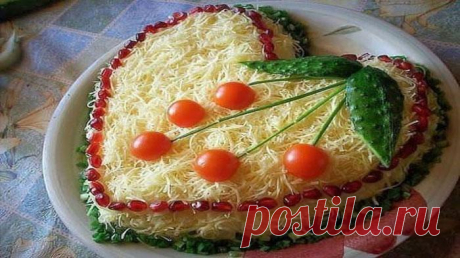 Салат “Вишенки на снегу” Нежный, красивый слоеный салат! Готовится несложно, можно побаловать свою семью в выходной день. Салат очень вкусный и достаточно сытный. Ингредиенты: Картофель – 1 шт. Ветчина – 150 г Шампиньоны маринованные – 150 г Куриные яйца – 4 шт. Морковь – 2 шт. Сыр твердый – 70 г Соль по вкусу Майонез – 3 ст. л. Приготовление: 1.Нарезать куриное мясо мелкими кубиками и уложить на дно блюда. 2.Тонко порезать ветчину и выложить на куриные кубики. 3.На ветчину выложить порезанные…
