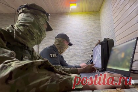 Российские десантники применили новый дрон «Альбатрос». Расчет беспилотного летательного аппарата (БПЛА) Ивановского гвардейского соединения Воздушно-десантных войск России применил новый беспилотник «Альбатрос» в зоне проведения специальной военной операции, сообщили в Минобороны страны. Аппарат получил дневную и ночную камеру.