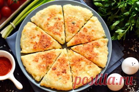 Показываю любимый завтрак нашей семьи. Готовятся лепёшки очень быстро, в отличие от сырников, где надо лепить каждый, отдельно панировать, каждый раз мыть руки и т.д. Здесь мы замешиваем быстрое тесто, расплющиваем его руками и разрезаем на треугольники. Можно делать с плавленым сырком или обычным - 6 февраля - 43260107507 - Медиаплатформа МирТесен